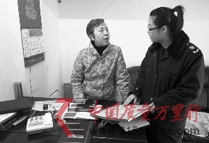 工商执法人员现场查处<br><br> 工商执法人员现场查处<br><br>