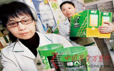 在白纸坊附近的金象大药房内,工作人员上午开始下架被曝光的螺旋藻 摄/记者柴程