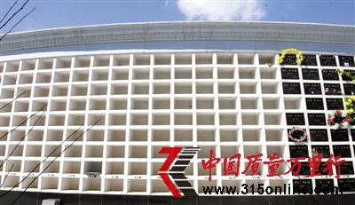 3月31日,长青园骨灰林基地,公益性骨灰墙,存放骨灰不多,大部分都空着。记者调查得知,受传统观念影响,不少市民还是选择购买墓地,而北京经营性公墓存在无现墓,价格昂贵等现象。