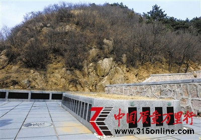 3月26日,延庆某陵园内的“花草葬”,存放骨灰不多,墓碑都是空白的。