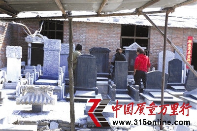 3月26日,房山一石材雕刻厂,老板娘正带客人挑选墓碑。