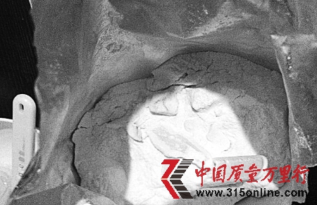 消费者新购美赞臣奶粉有块状物店家承认受潮