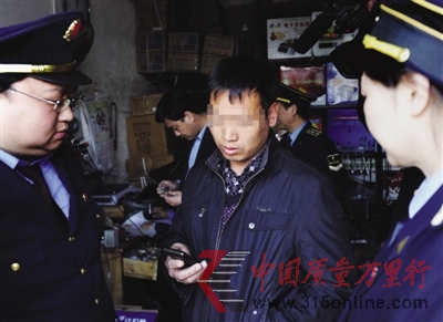 4月7日,新发地批发市场,执法人员检查售“鬼秤”店铺。 4月7日,新发地批发市场,执法人员检查售“鬼秤”店铺。