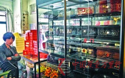 □街边的殡葬用品店往往还充当“一条龙”公司报料人的角色 □街边的殡葬用品店往往还充当“一条龙”公司报料人的角色