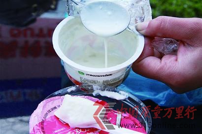 刘女士发现酸奶较稀,品尝有发霉的味道,怀疑有质量问题。 刘女士发现酸奶较稀,品尝有发霉的味道,怀疑有质量问题。