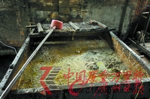 地沟油黑作坊内的情形。 地沟油黑作坊内的情形。