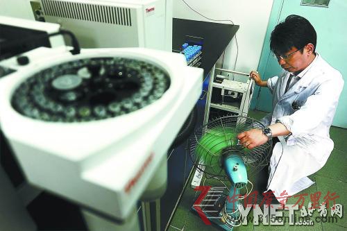 工作人员搬来电风扇为设备降温 工作人员搬来电风扇为设备降温