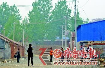 4月20日,执法人员到作坊检查,业户们都停了工,关紧了大门。 4月20日,执法人员到作坊检查,业户们都停了工,关紧了大门。