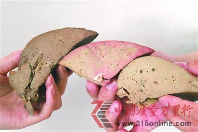 记者试验发现,三种猪肝只有得利斯猪肝(中间)颜色不纯,浅灰色中掺杂着粉红色。(本报记者 汤启卫 摄) 记者试验发现,三种猪肝只有得利斯猪肝(中间)颜色不纯,浅灰色中掺杂着粉红色。(本报记者 汤启卫 摄)