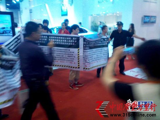 图为车展安保劝大众维权车主离开(图片为车主现场拍摄) 图为车展安保劝大众维权车主离开(图片为车主现场拍摄)