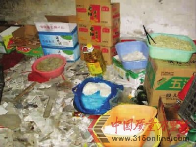 ■危房内随处堆放的食材 陈浩 摄
