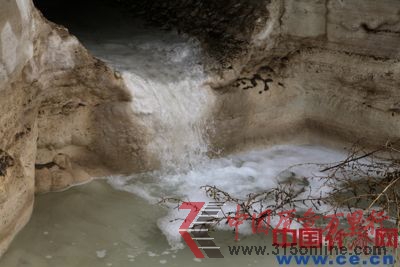 PH值达14的强碱性污水通过一个闸门直接排入渤海,造就了一片死海。 PH值达14的强碱性污水通过一个闸门直接排入渤海,造就了一片死海。