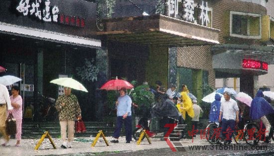 不少老人领着赠送的保健品从课堂里走出。