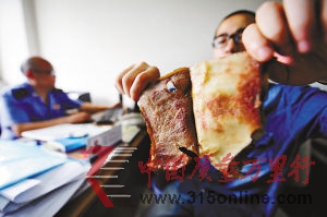 卤猪耳的肉和软骨被手撕开 卤猪耳的肉和软骨被手撕开