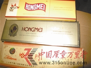 执法人员在现场查获假烟。 执法人员在现场查获假烟。