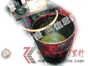 怀疑用来勾兑油的铁桶十分肮脏,里面的油更是污浊不堪。 怀疑用来勾兑油的铁桶十分肮脏,里面的油更是污浊不堪。