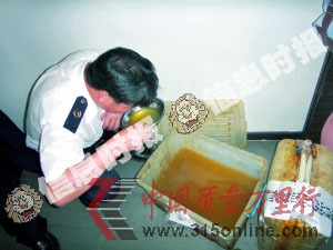 在珠海市楚天酒楼查获的菜油。 在珠海市楚天酒楼查获的菜油。