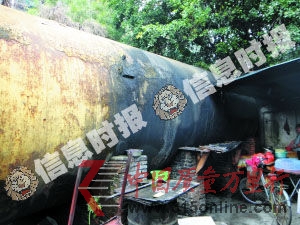 在制造黑心油的窝点,炼油的油罐被烟火熏得乌黑。 在制造黑心油的窝点,炼油的油罐被烟火熏得乌黑。