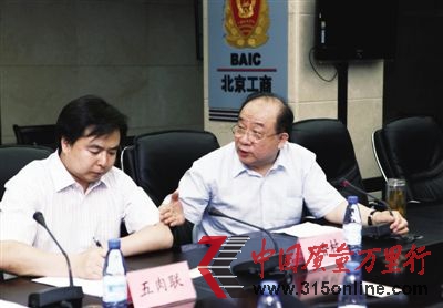 昨日,在市食品办召开的新闻发布会上,稻香村董事长毕国才回答记者提问。新京报记者 孙纯霞 摄 昨日,在市食品办召开的新闻发布会上,稻香村董事长毕国才回答记者提问。新京报记者 孙纯霞 摄