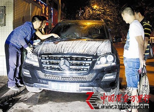 刚买半年奔驰当街起火车主怀疑车系自燃(图)
