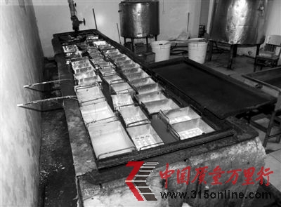 瑞华冷饮厂车间,大池子里盛满“冷冻液”,冰着半成品。新京报记者 尹亚飞 摄 瑞华冷饮厂车间,大池子里盛满“冷冻液”,冰着半成品。新京报记者 尹亚飞 摄