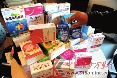 李先生在云南购得的问题钙片。本报记者王苡萱摄 李先生在云南购得的问题钙片。本报记者王苡萱摄