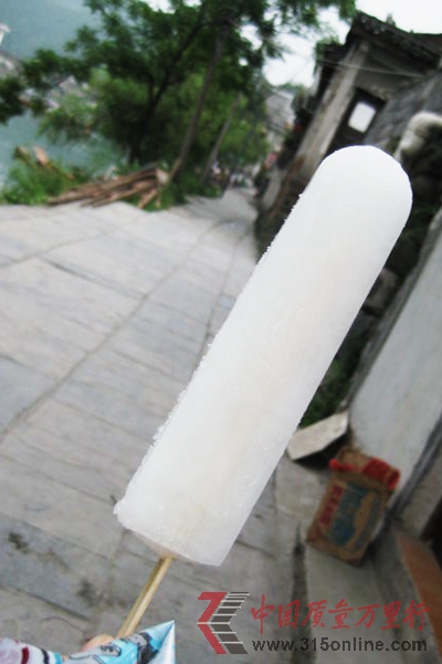 (媒体曝光北京瑞华老冰棍,不仅用香精和水勾兑,添加剂超标。资料图) (媒体曝光北京瑞华老冰棍,不仅用香精和水勾兑,添加剂超标。资料图)