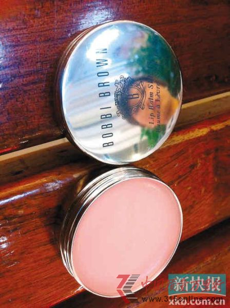 徐小姐花220元买的bobbibrown 名牌唇膏,险些导致她的嘴唇毁容。新快报记者周达标/摄 徐小姐花220元买的bobbibrown 名牌唇膏,险些导致她的嘴唇毁容。新快报记者周达标/摄