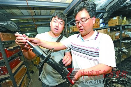 昨日,老顶坡汽配城,某汽车生产商的工作人员正逐一鉴定库房中的汽车配件。 首席记者 钟志兵 摄 昨日,老顶坡汽配城,某汽车生产商的工作人员正逐一鉴定库房中的汽车配件。 首席记者 钟志兵 摄