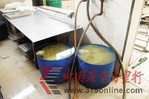 塑料桶内制好的凉面。