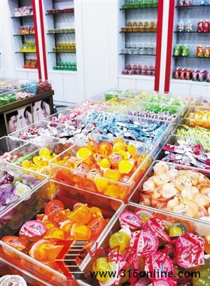 果冻里的水果来源很可疑。深圳晚报配图。