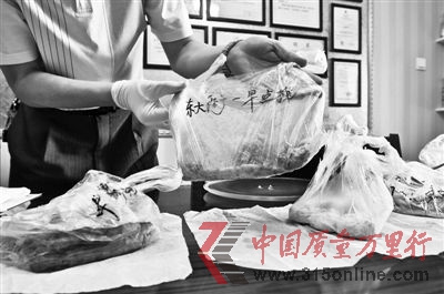 将食品袋中放入高油食物,并进行4分钟的微波炉加热,所有样品袋都有油渗出。 将食品袋中放入高油食物,并进行4分钟的微波炉加热,所有样品袋都有油渗出。