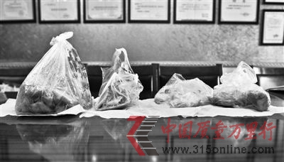 将食用油加热至150摄氏度,倒入食品袋后,不合格的食品袋会被烫破。 将食用油加热至150摄氏度,倒入食品袋后,不合格的食品袋会被烫破。