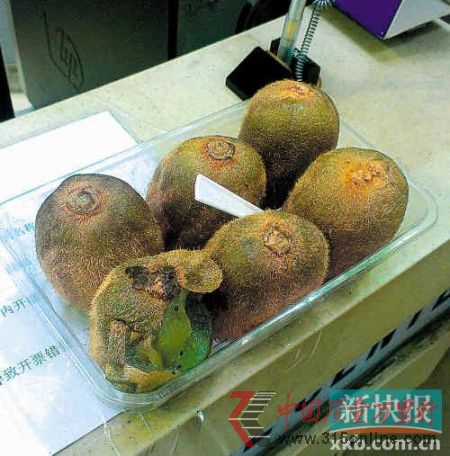 超市出售的奇异果已经变质过期。张若然/摄