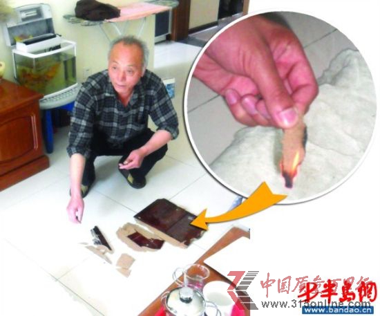 王先生给记者演示防盗门一点就着 王先生给记者演示防盗门一点就着