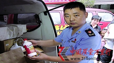 工商执法人员查获勾兑麻油的香精、色素。 视频图 工商执法人员查获勾兑麻油的香精、色素。 视频图
