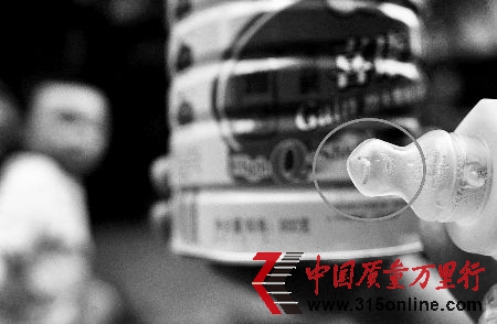 雅培奶粉被曝喝出蛆虫。