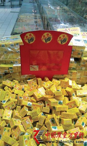 3月27日,家住西北路的张淼(化名)说,她在家乐福南湖店购买了一些散装的绿豆糕,发现没有生产日期。 3月27日,家住西北路的张淼(化名)说,她在家乐福南湖店购买了一些散装的绿豆糕,发现没有生产日期。