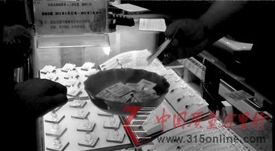 暗访中,柜员从柜台下拿出奖票,让记者抽取。本报实习记者赵恩泽摄 暗访中,柜员从柜台下拿出奖票,让记者抽取。本报实习记者赵恩泽摄