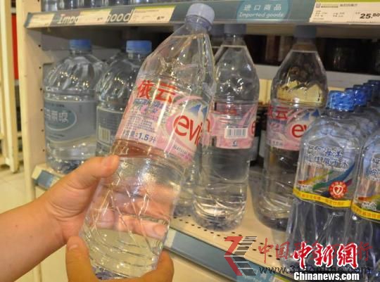 市场上在售的依云矿泉水。门杰丹 摄