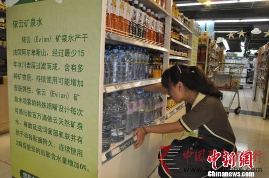 商场专柜上依云矿泉水的宣传赫然醒目。门杰丹 摄