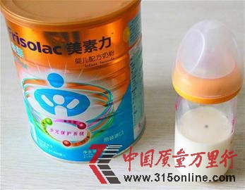 美素力奶粉冲进奶瓶后发现了黑虫。原文配图
