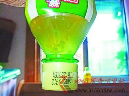 保质期内的未开封康师傅绿茶,液体浑浊、颜色异常并出现明显絮状物。 (本报记者 摄) 保质期内的未开封康师傅绿茶,液体浑浊、颜色异常并出现明显絮状物。 (本报记者 摄)