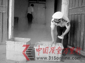 市质监局对已关停的食品生产企业开展明察暗访,上海佳宝食品有限公司糕点可能流向沪上多家知名宾馆酒店。 市质监局对已关停的食品生产企业开展明察暗访,上海佳宝食品有限公司糕点可能流向沪上多家知名宾馆酒店。