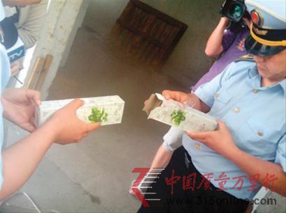 执法人员正在冷库对食品进行检查 执法人员正在冷库对食品进行检查