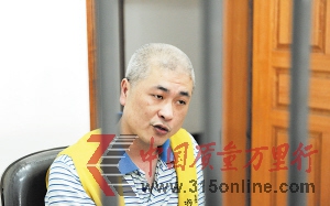 年仅37岁的廖代招头发已经几乎全白,自称是“想事多了”造成的。 余志雄 摄 年仅37岁的廖代招头发已经几乎全白,自称是“想事多了”造成的。 余志雄 摄