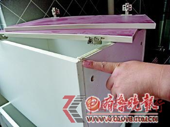 家具多处出现封边崩起的情况。 本报记者 王倩 摄 家具多处出现封边崩起的情况。 本报记者 王倩 摄