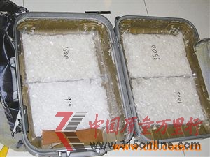 毒贩行李箱夹层装毒品坐飞机运到马来西亚(图