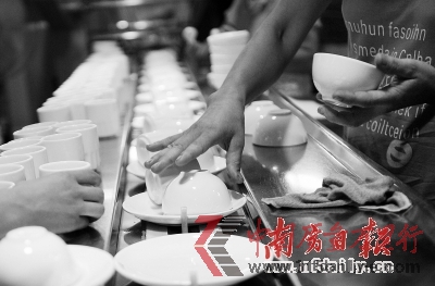 工人未戴手套就进行餐具包装。宋文辉 摄 工人未戴手套就进行餐具包装。宋文辉 摄