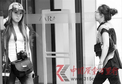 近日,ZARA服装又被曝出不合格。图为ZARA店面的消费者。 近日,ZARA服装又被曝出不合格。图为ZARA店面的消费者。
